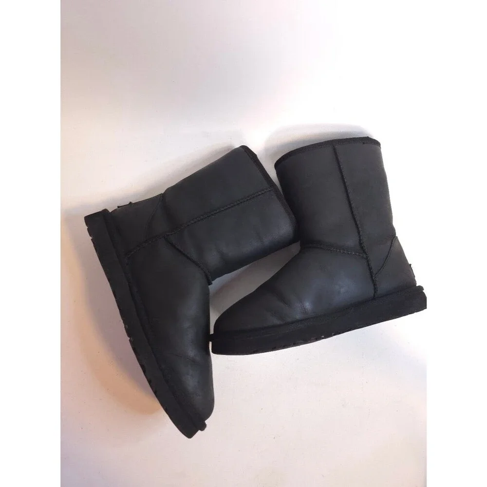 UGG Classic Short Leather Boots Black Shearling Lined Women’s Size 8 Waterproof